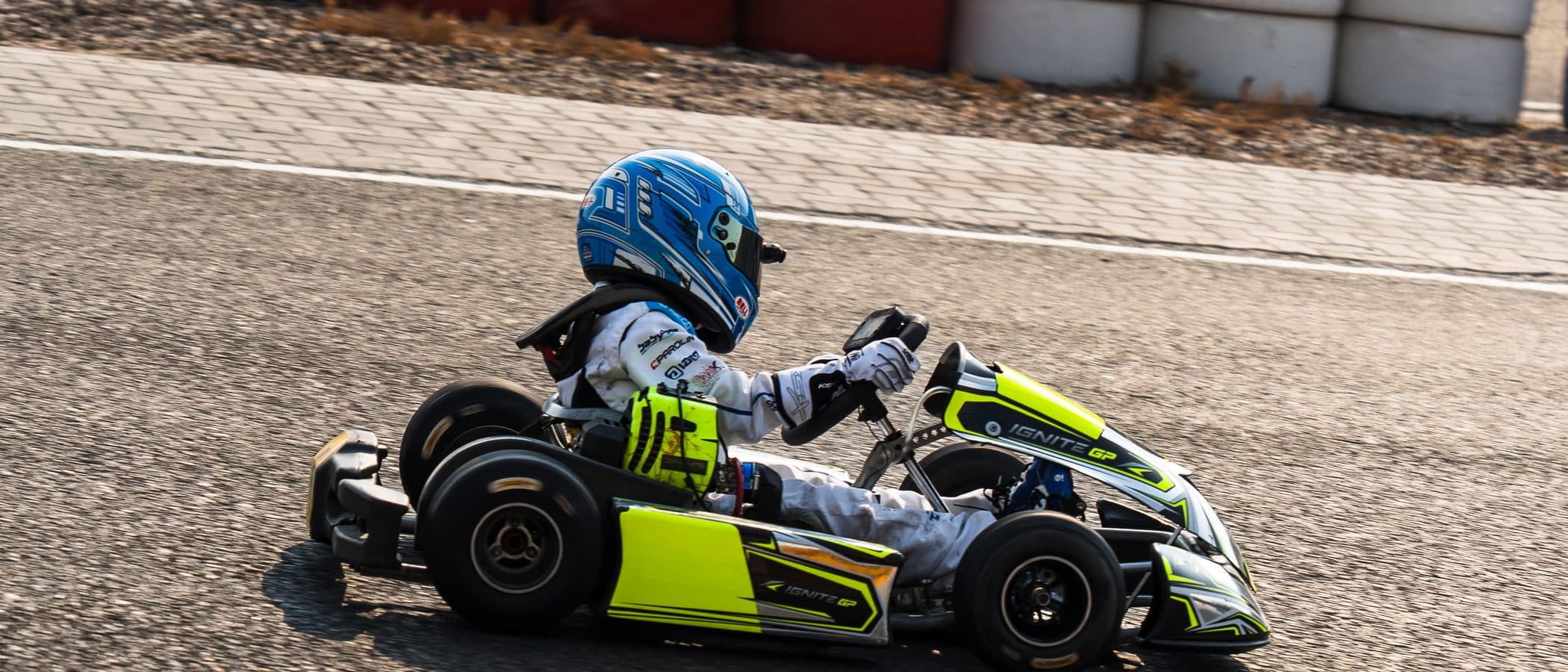 Bambino kart passing the barriers, seen from trackside